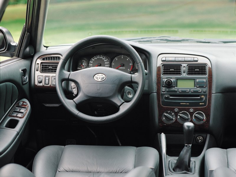 Toyota Avensis 2000 универсал салон