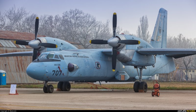 АН-32 военно-транспортный самолёт