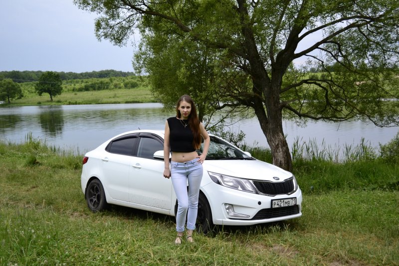 Белый автомобиль во дворе