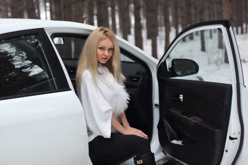 Девушка на белом авто