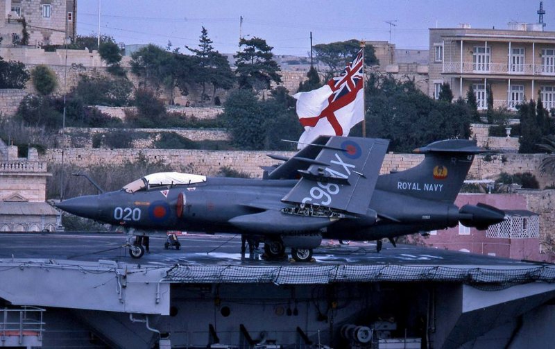 Blackburn Buccaneer с борта авианосца HMS Ark Royal
