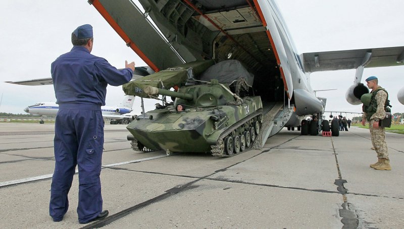 Погрузка техники в ил-76
