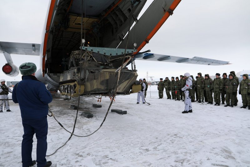 Погрузка военной техники в ил-76