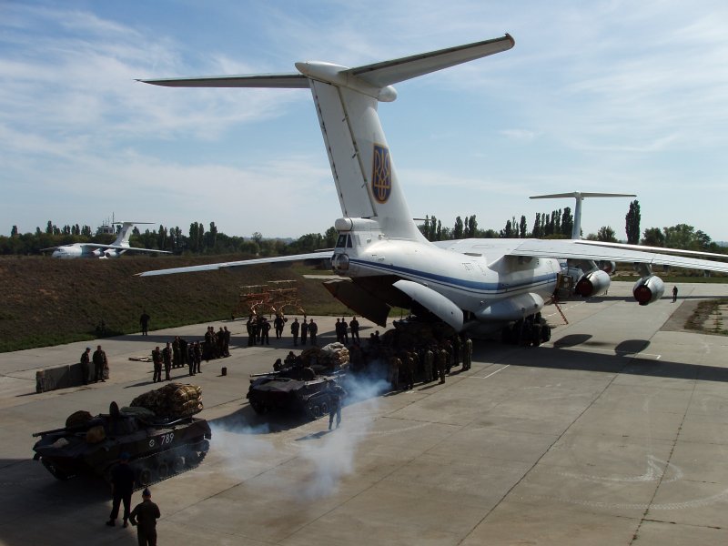 Погрузка военной техники в ил-76