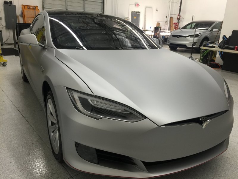Серебряный мат Тесла model s
