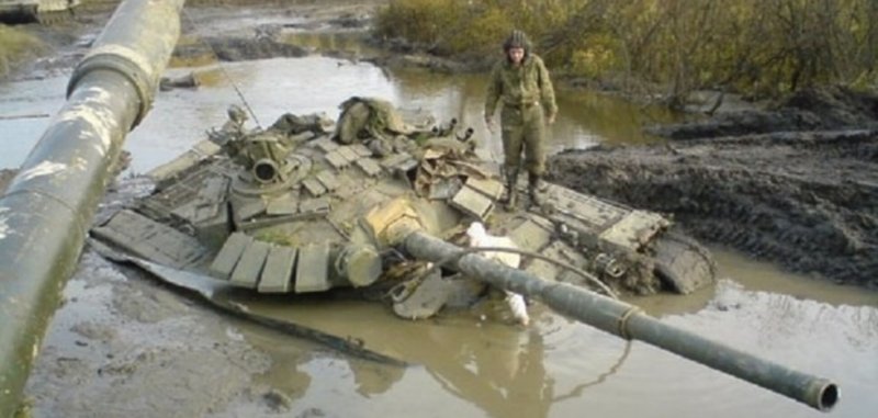 Затонувшие танки в болоте