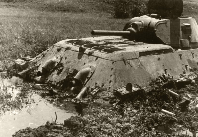 Танк т-34 в грязи