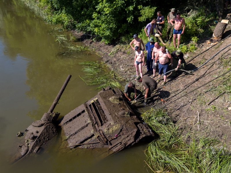 Танк т 34 поднят со дна реки Дон