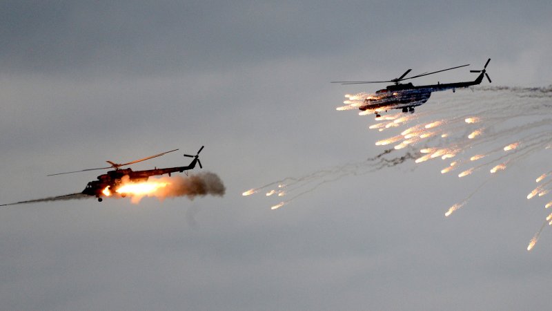 Вертолет стреляет