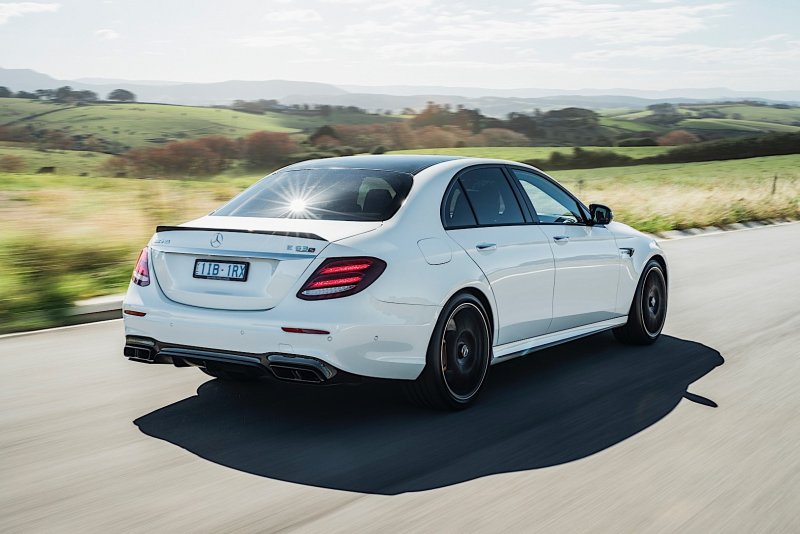 Mercedes e63 AMG красный