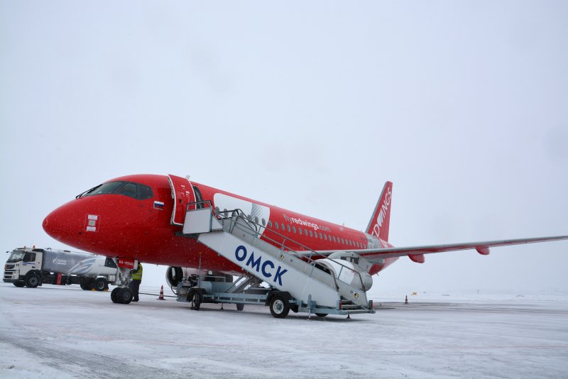 Боинг 737-800 ред Вингс