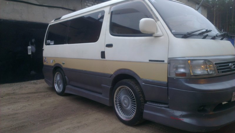 R18 Toyota Hiace 106