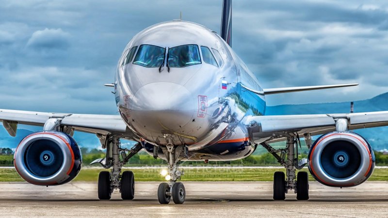 SSJ-100 самолет