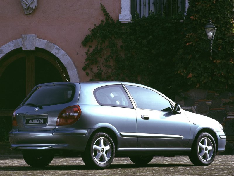 Nissan Almera n16 красная