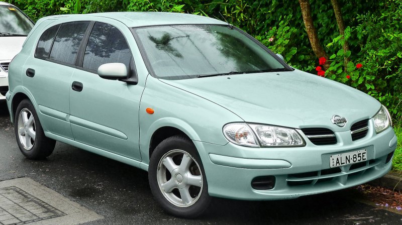 Nissan Almera 2000 хэтчбек
