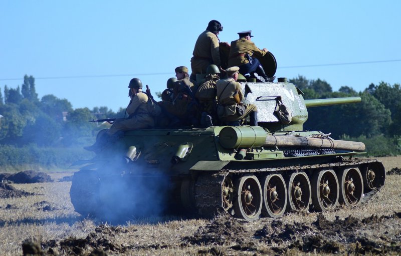 Танк т-34 с солдатами