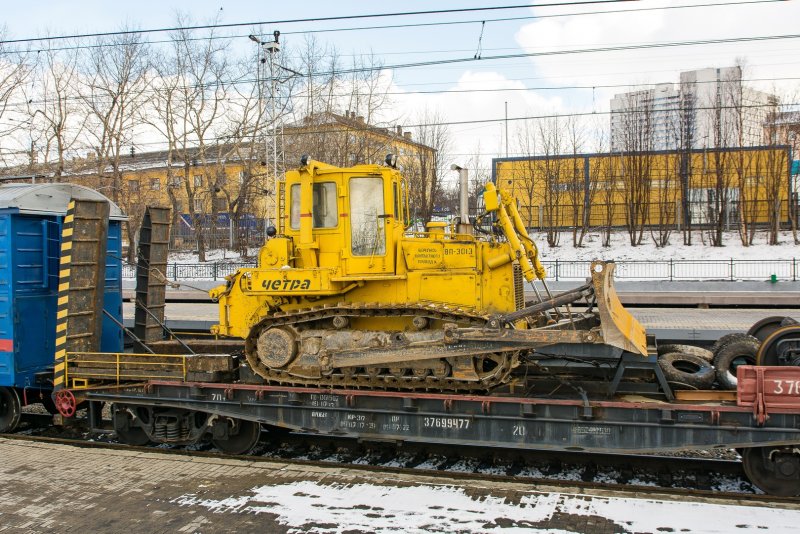 Трактор на восстановительном поезде