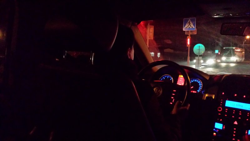 Девушка в машине ночью