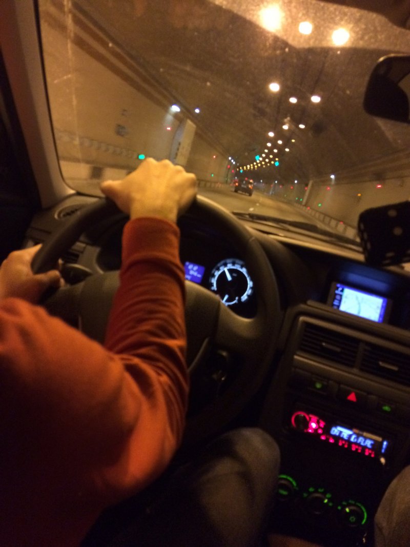 Девушка за рулем Шевроле