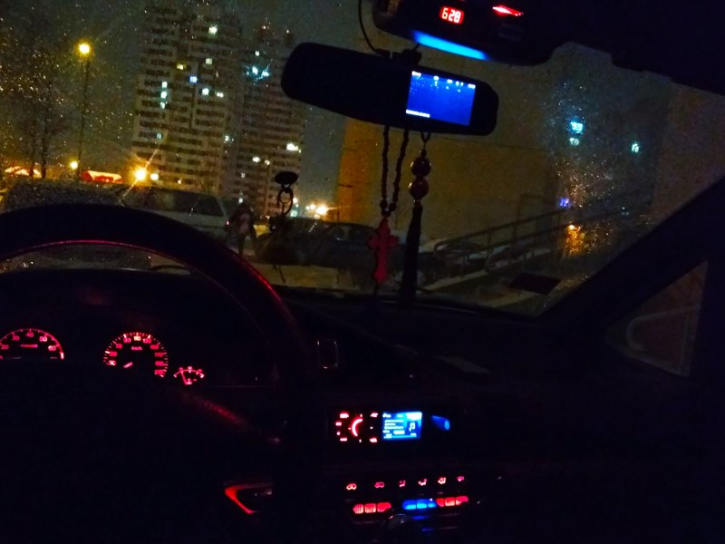 Девушка в машине в темноте