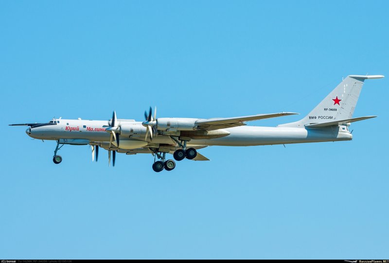 Дальний противолодочный самолет ту-142м