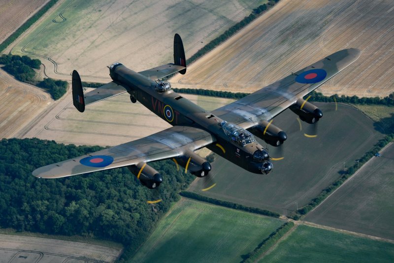 Lancaster бомбардировщик