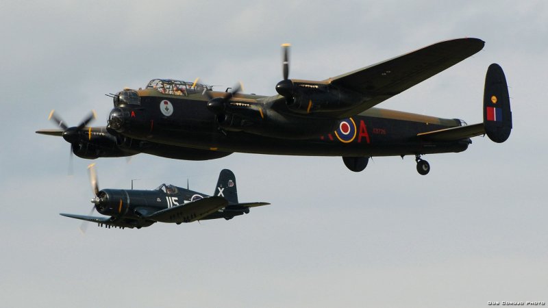 Lancaster самолет Крылья
