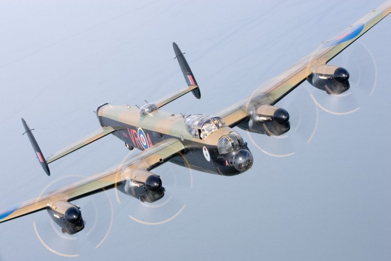 Lancaster бомбардировщик