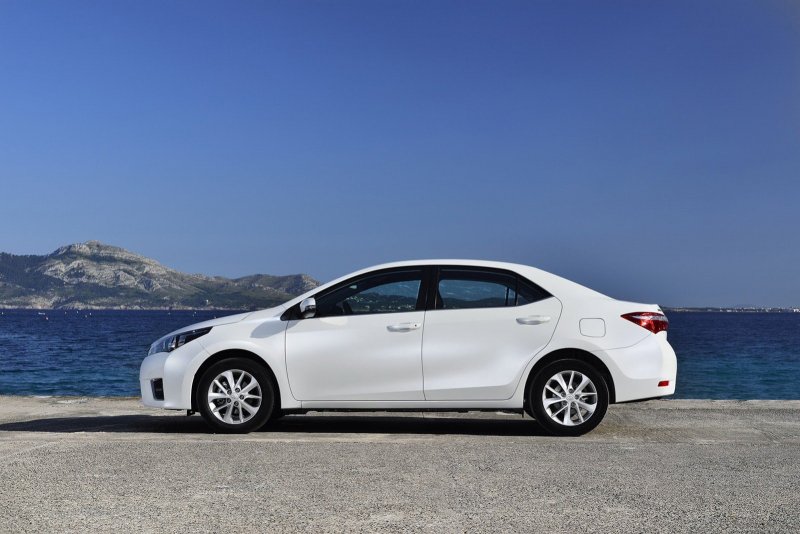 Toyota Corolla 2014 белая