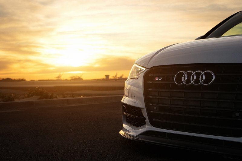Audi на фоне заката