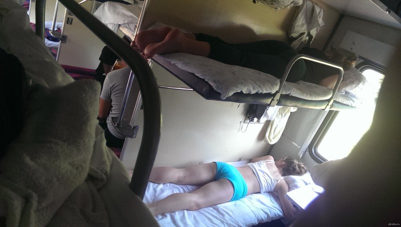 Девочки в плацкартном вагоне