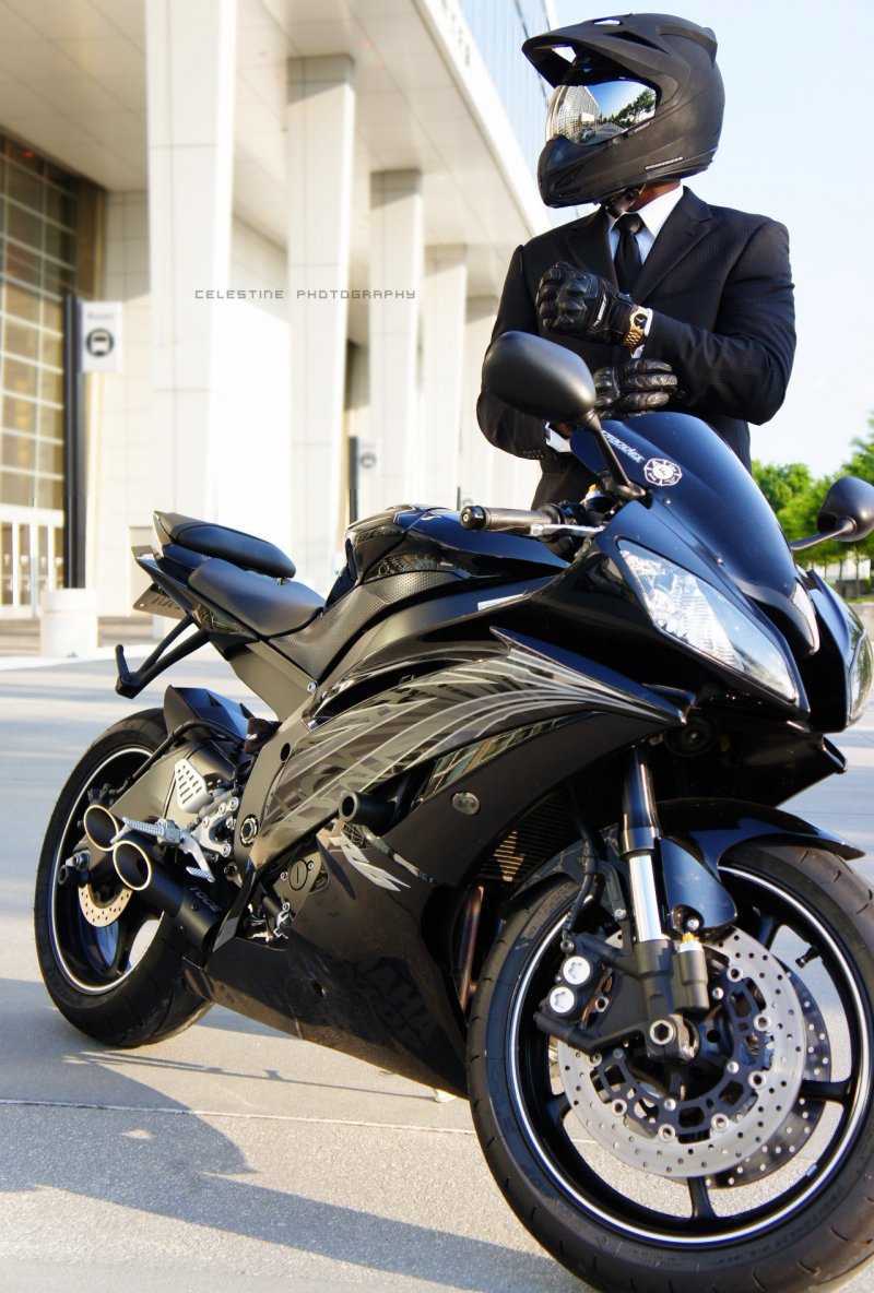 Yamaha r6 черный с мотогонщиком