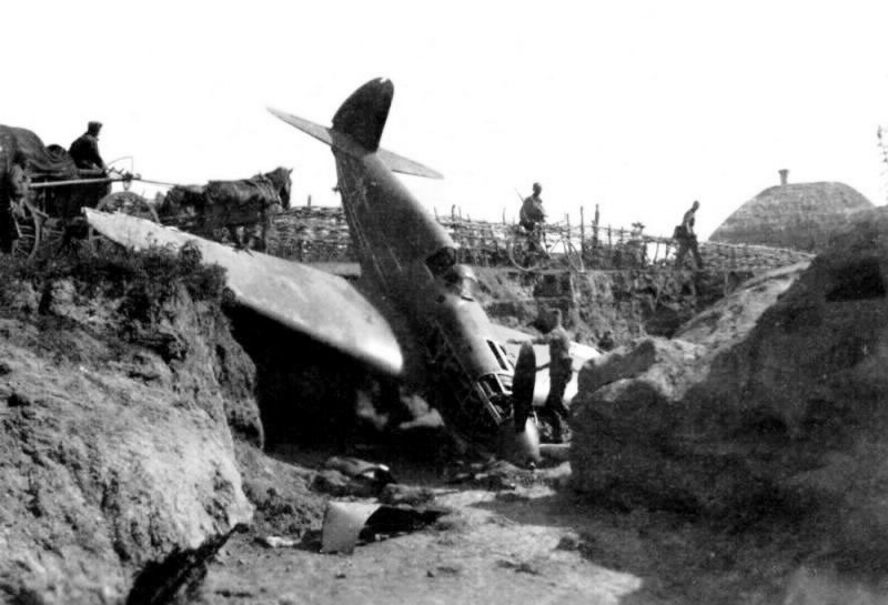 Подбитый самолет 1941-1945