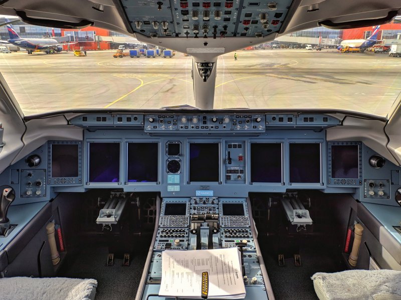 Sukhoi Superjet 100-95lr кабина