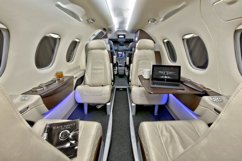 Обои Embraer Phenom 300e