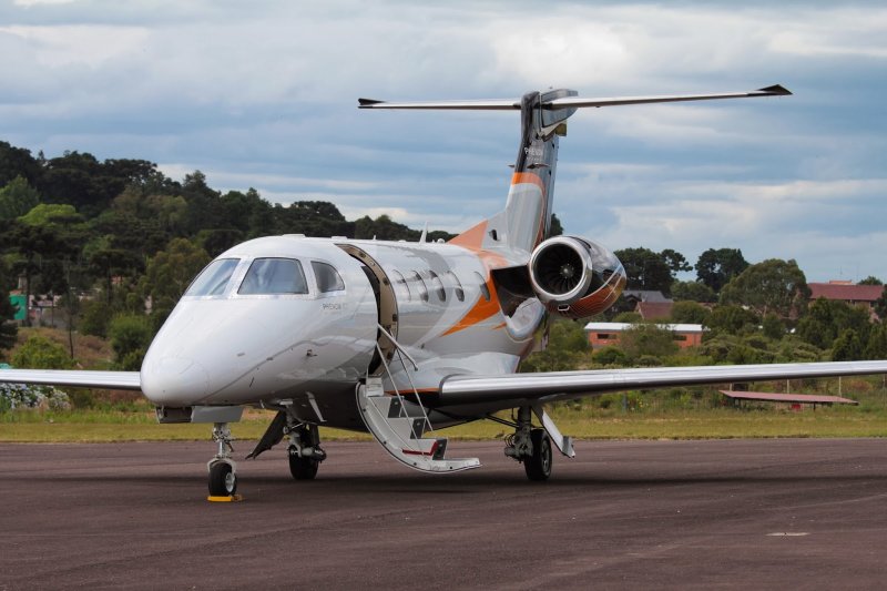Embraer Phenom 300 фото
