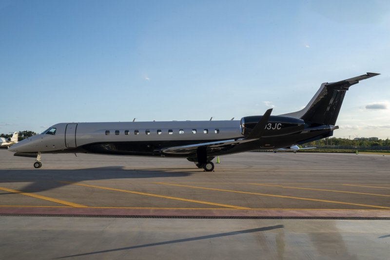Обои Embraer Phenom 300e