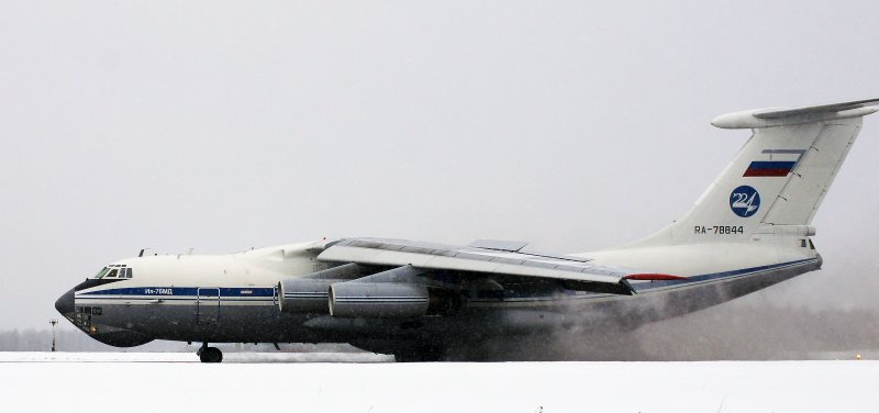 Ил 76 на взлетной полосе