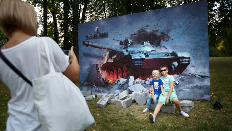 Танк на стене в детской