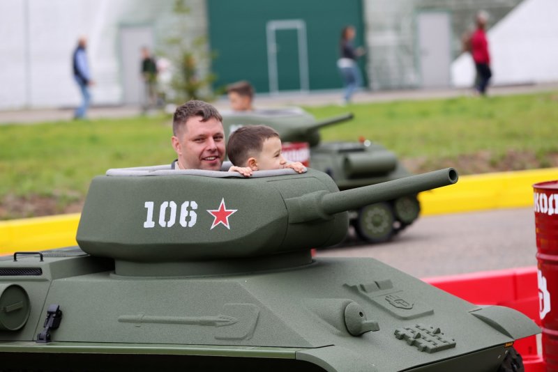 Мальчик в военной форме для фотошопа