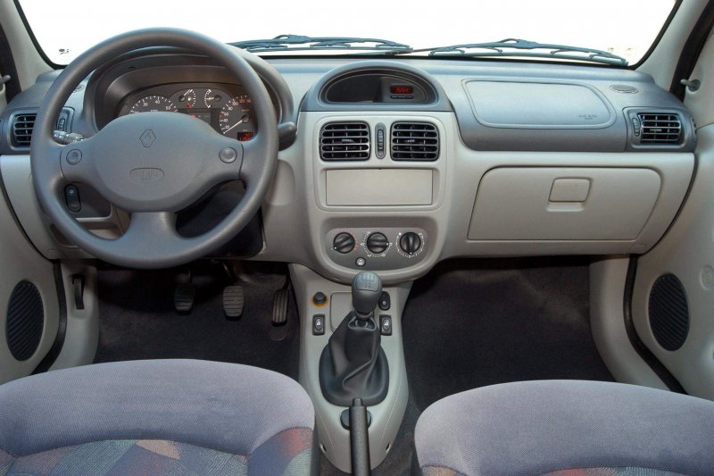 Clio 2001 седан салон
