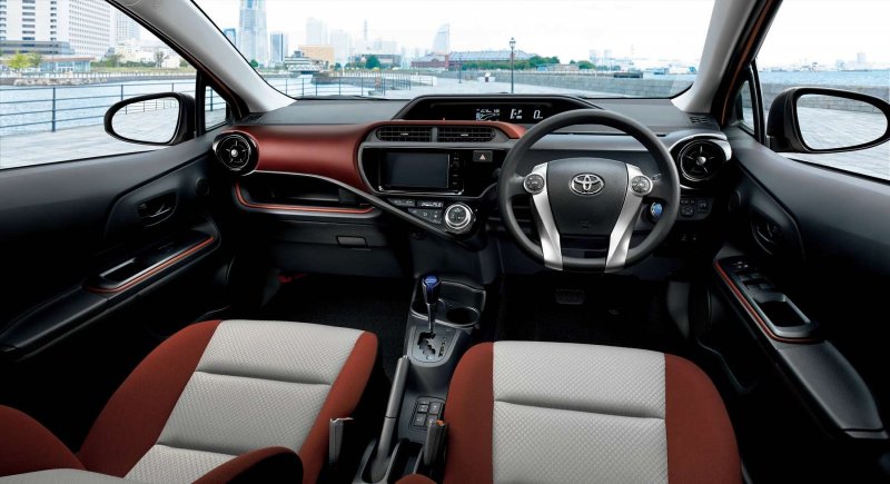 Toyota Aqua Hybrid салон