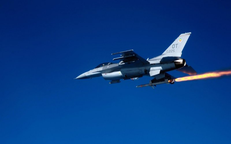 F16 истребитель ракеты