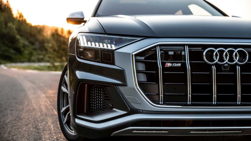Audi q8 2020 красный