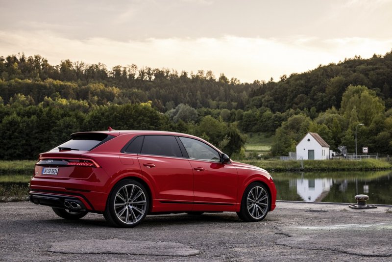 Audi q8 красная