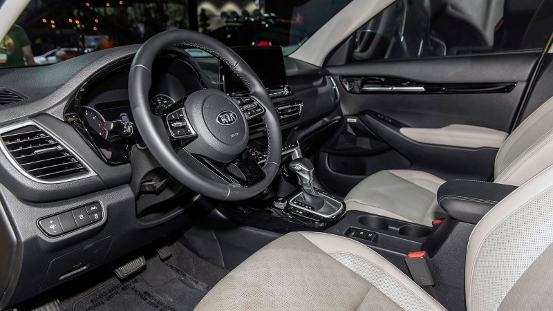 Киа Селтос стайл комплектация 1.6 автомат