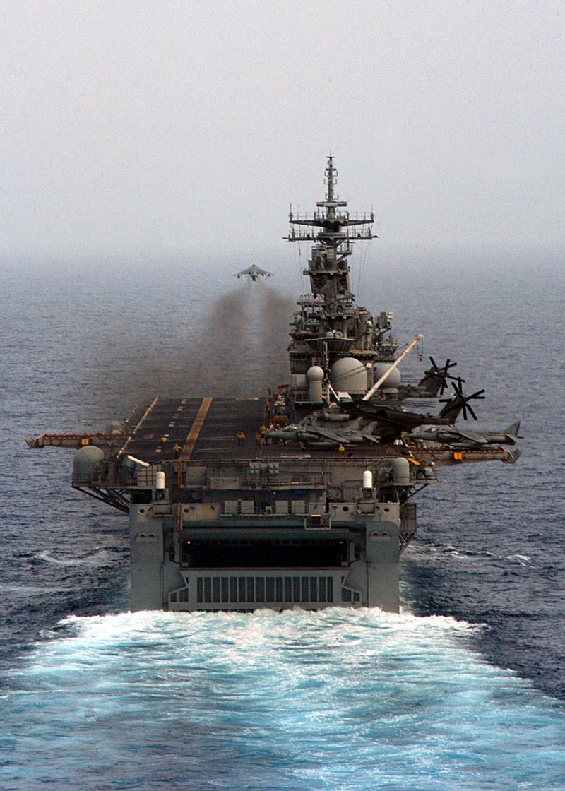 Корабль USS Kearsarge LHD-3