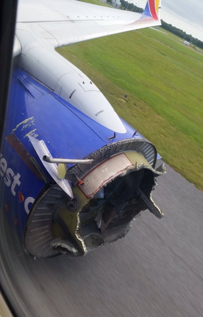 Оторванная турбина Boeing 737-800