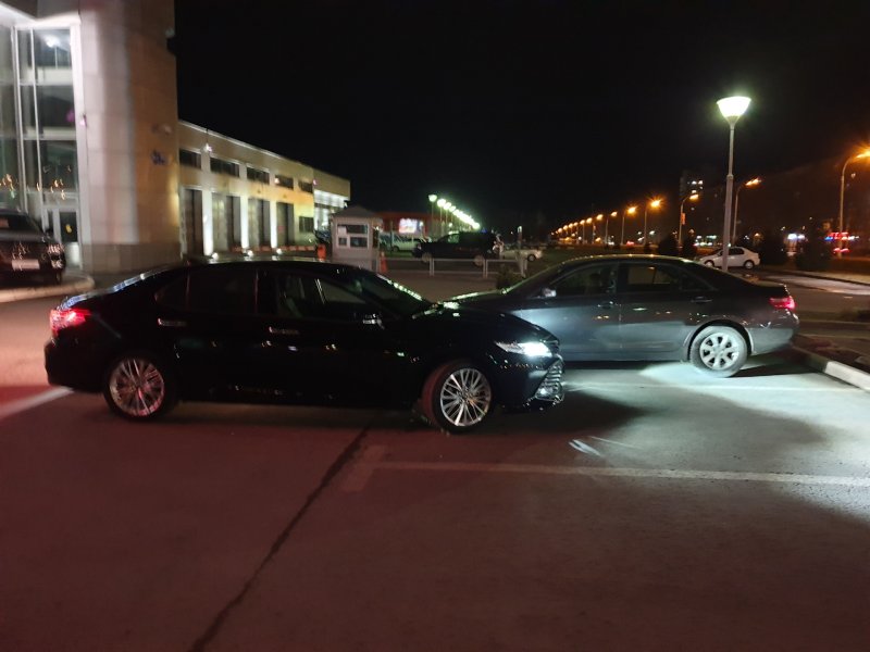 Тойота Камри 3.5 на заправке