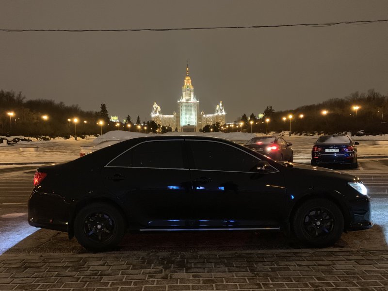 Тойота Камри черная ночью